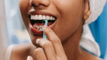 استخدام خيط تنظيف الأسنان