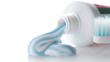 استخدام معجون الأسنان لتنظيف الكوتشي الابيض