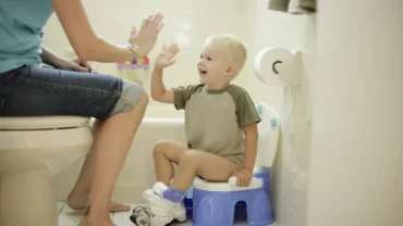 الاستعانة بالاب لتدريب الطفل على الحمام