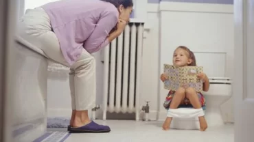 التحدث مع الطفل عن قدرته على استخدام الحمام