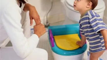 تذكير الطفل باستخدام الحمام بانتظام