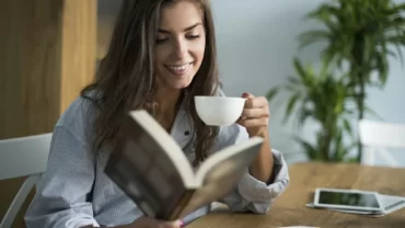 تناول فنجان من القهوة أثناء المذاكرة
