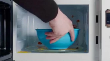 تنظيف الميكروويف باستخدام سائل غسيل الأطباق