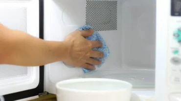 تنظيف الميكروويف باستخدام منظف النوافذ