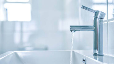 عدم إسراف المياه المستخدمة في الأنشطة المنزلية