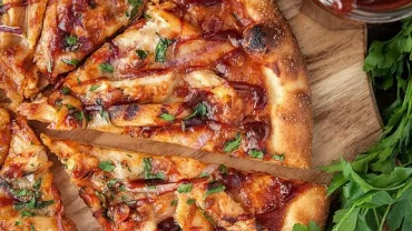 بيتزا تشيكن باربيكيو / Chicken BBQ Pizza