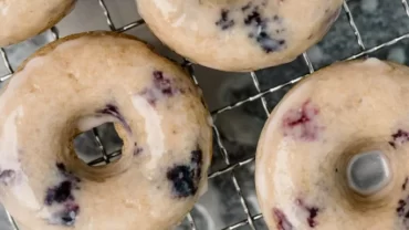 دونات توت جليزد / Blueberry Glazed Donut