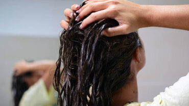 وصفة حمام من الزيوت الطبيعية لتنعيم الشعر
