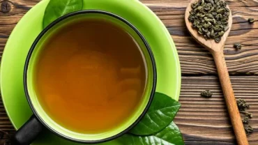 مشروب الشاي الأخضر مع عسل المانوكا