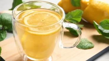 مشروب الماء الدافئ مع الليمون
